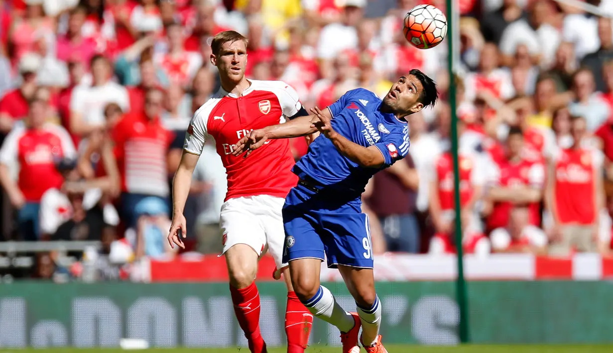 Penyerang Chelsea, Radamel Falcao (kanan) mengontrol bola dari kejaran bek Arsenal, Per Mertesacker pada pertandingan FA Community Shield di Wembley Stadium, Minggu (2/8/2015). Arsenal menang atas Chelsea dengan skor 1-0. (Reuters/Andrew Couldridge)