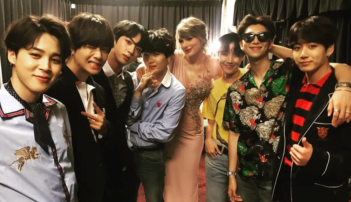 Saat bertemu di Billboard Music Awards 2018, Taylor Swift terlihat berfoto dengan BTS. "Sangat luar biasa bertemu denganmu. Kalian luar biasa" tulis Taylor Swift sebagai keterangan foto. (Foto: instagram.com/taylorswift)