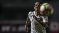 Selama musim 2017, Irfan Jaya tampil memukau bersama Persebaya dengan mencetak sembilan gol dan enam assist dari 20 kali penampilan. (Bola.com/Vitalis Yogi Trisna)