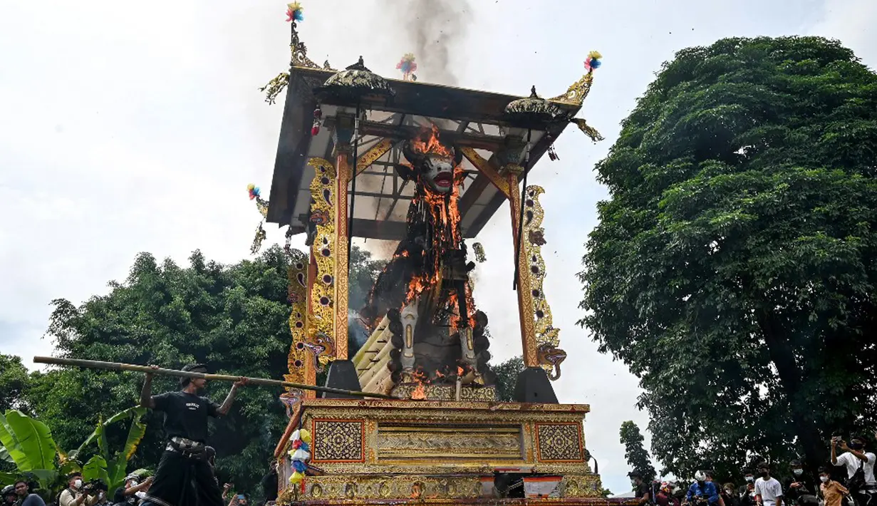 Sebuah sarkofagus dibakar dalam upacara ngaben untuk mendiang Raja Ida Cokorda Pemecutan XI atau Anak Agung Ngurah Manik Parasara di Denpasar, Bali, 21 Januari 2022. Anak Agung Ngurah Manik Parasara meninggal pada Desember lalu di usia 76 tahun. (SONY TUMBELAKA/AFP)