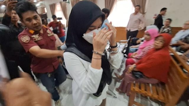 Marisa Putri usai menjalani sidang vonis di Pengadilan Negeri Pekanbaru.
