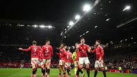 Bek Manchester United asal Inggris #05 Harry Maguire merayakan gol kedua timnya selama pertandingan putaran keempat Piala FA Inggris antara Manchester United dan Leicester City di Old Trafford di Manchester, Inggris barat laut, pada Sabtu, 8 Februari 2025 dini hari WIB. (Oli SCARFF / AFP)
