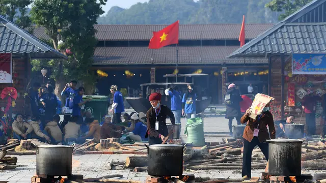 Melihat Pembuatan Bahn Chung, Kue Tradisional Vietnam Menjelang Imlek