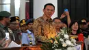 Gubernur DKI Jakarta Basuki Tjahaja Purnama (Ahok) meninjau ibadah kebaktian malam Natal di Gereja GPIB Immanuel Gambir, Jakarta, Kamis (24/12) malam. Umat Kristiani merayakan Hari Raya Natal pada 25 Desember. (Liputan6.com/Gempur M Surya)