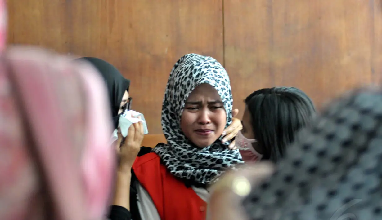 Assyifa Ramadhani menangis usai sidang kasus pembunuhan Ade Sara di Pengadilan Negeri Jakarta Pusat, (7/10/14). (Liputan6.com/Panji Diksana) 