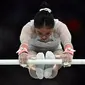 Pesenam asal Indonesia, Rifda Irfanaluthfi, menyelesaikan nomor uneven bars dalam babak kualifikasi cabor senam putri di Olimpiade 2024 di Bercy Arena, Paris, Minggu (28/7/2024). (Lionel BONAVENTURE / AFP)