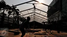 Pekerja sedang menyelesaikan pembuatan panggung acara pekan mode tahunan, Brightspot Marketdi Senayan, Jakarta, 11 September 2015. Ajang perhelatan tahunan itu akan digelar pada 24-30 Oktober mendatang. (Liputan6.com/Andrian M Tunay)