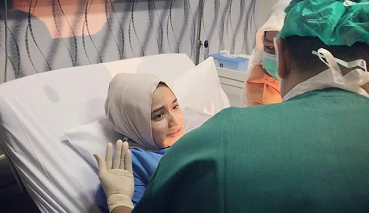 Hengky Kurniawan dan Sonya Fatmala yang menikah pada 23 April 2015 ini baru saja dikaruniai anak yang berjenis kelamin laki-laki pada Minggu (19/11/2017). (Instagram/hengkykurniawan)