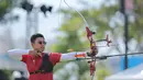 Berhadapan dengan Chern Xin Quik dari Malaysia dalam laga final nomor recurve individu putra, Ega Agata Salsabilla sempat terkejar dalam perolehan poin. Tampak dalam foto, atlet panahan Indonesia, Riau Ega Agata Salsabilla saat bertanding di nomor individual recurve putra SEA Games 2025 di Football Field 1, Sports Authority of Thailand, Bangkok, Rabu (17/12/2025). (Bola.com/Bagaskara Lazuardi)