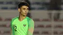 Kiper Timnas Indonesia U-22, Nadeo Argawinata, mengamati rekannya saat melawan Singapura U-22 pada laga SEA Games 2019 di Stadion Rizal Memorial, Manila, Kamis (28/11). Indonesia menang 2-0 atas Singapura. (Bola.com/M Iqbal Ichsan)