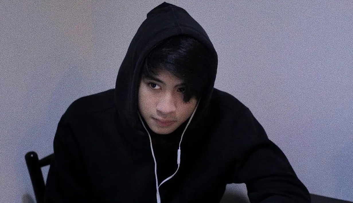 Devano Danendra adalah anak dari Iis Dahlia dari pernikahan keduannya. Lantaran wajahnya yang tampan, akun Instagram Devano pun dipenuhi dengan followers yang rata-rata kaum hawa. (Foto: instagram.com/devdanendra)