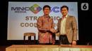 CEO PT Surya Citra Media Tbk Sutanto Hartono (kiri) bersalaman dengan Direktur Utama PT Media Nusantara Citra Tbk David Fernando Audy usai menandatangani MoU kerja sama di Jakarta, Kamis (12/12/2019). SCM dan MNC menjalin kerja sama untuk meningkatkan sektor bisnis. (Liputan6.com/Faizal Fanani)