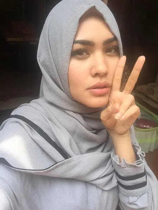 Tak ayak keputusan Kartika Putri untuk berhijab ini pun mendapatkan berbagai pujian dari warganet. (Foto: instagram.com/kartikaputriworld)