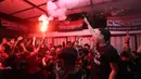 <p>Fans Manchester United menyalakan Flaire saat&nbsp;acara Roaring night Manchester United vs Liverpool di Pitch 98, Kemang, Jakarta Selatan, Minggu (7/4/2024). (Bola.com/M Iqbal Ichsan)</p>