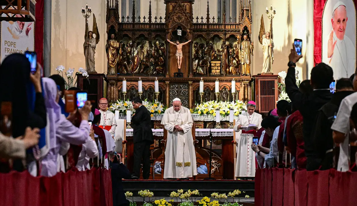 Lawatan ke Katedral Santa Perawan Maria Diangkat ke Surga menjadi salah satu agenda utama Paus Fransiskus selama di Jakarta. (Tiziana FABI/AFP)