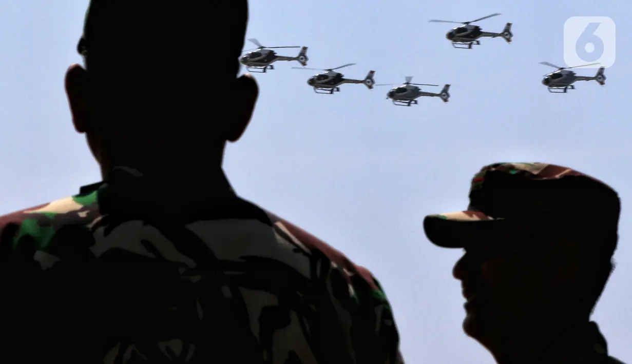 Prajurit TNI Angkatan Udara unjuk kebolehan dalam atraksi akrobatik helikopter pada perayaan HUT ke-74 TNI di Taxy Way Echo Lanud Halim Perdanakusuma, Jakarta Timur, Sabtu (5/10/2019). HUT ke-74 TNI dihadiri oleh Presiden Joko Widodo atau Jokowi. (Liputan6.com/JohanTallo)