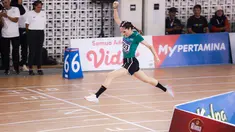 Selebritas Indonesia, Cinta Laura melakukan selebrasi saat melewati garis finis pada cabang olahraga lari 100 meter putri Turnamen Olahraga Selebriti Indonesia (TOSI) di GOR UNJ, Rawamangun, Jakarta, Minggu (30/07/2023). Cinta berhasil menang dengan mencatatkan waktu 17,60 detik. (Bola.com/Bagaskara Lazuardi)