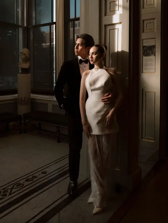 El Rumi sendiri nampak gagah dalam balutan kemeja putih dan setelan jas hitam klasik [@elelrumi]