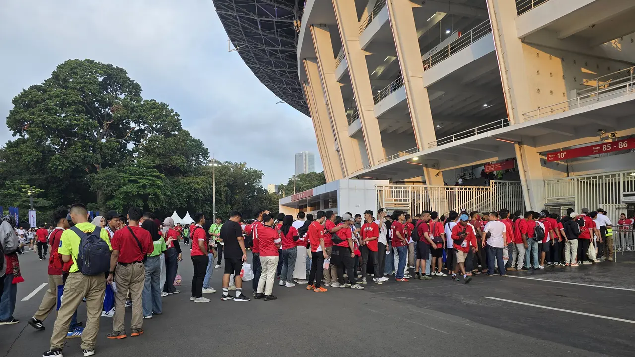 Antrean suporter jelang timnas Indonesia vs Bahrain