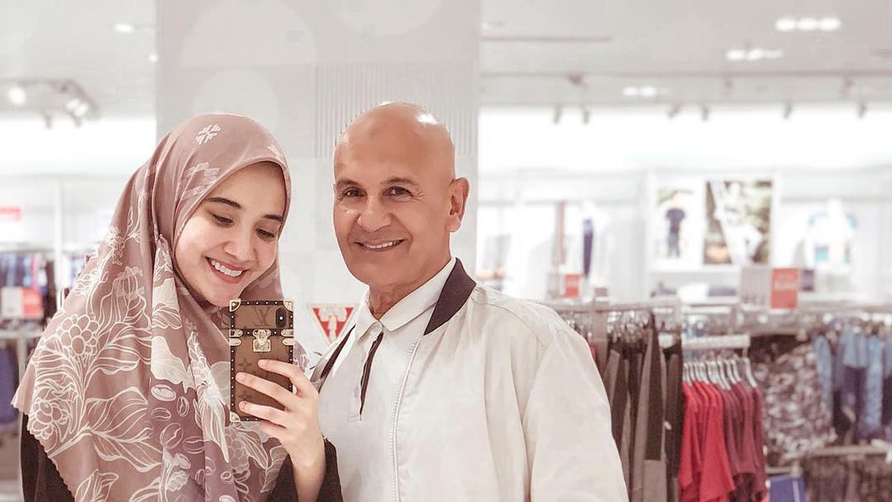 Beri Dukungan, Ini 6 Potret Kebersamaan Zaskia Sungkar dan Mark Sungkar