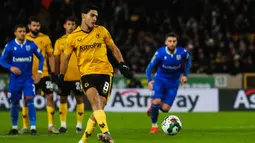 Striker Wolverhampton Wanderers, Raul Jimenez mencetak gol lewat eksekusi penalti ke gawang Gillingham pada laga putaran keempat Carabao Cup 2022/2023 di Molineux Stadium, Wolverhampton (20/12/2022). Raul Jimenez total mencetak 3 gol dari 3 penampilan. Wolverhampton yang mulai berlaga dari putaran kedua harus terhenti langkahnya di babak perempatfinal setelah takluk dari Nottingham Forest lewat adu penalti. (AFP/Geoff Caddick)