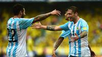 Gelandang Argentina, Lucas Biglia (kanan), merayakan gol ke gawang Kolombia pada Kualifikasi Piala Dunia 2018 zona CONMEBOL di Stadion Metropolitano Roberto Meléndez, Barranquilla, Rabu (18/11/2015) dini hari WIB. (AFP PHOTO / Luis Robayo)