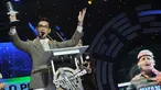 Afgan yang bernama lengkap Afgansyah Reza menyabet penghargaan sebagai Penyanyi Solo Paling Ngetop dalam ajang SCTV Music Awards 2015 di Studio 6 Emtek City, Jakarta, Rabu (6/5). (Liputan6.com/Herman Zakharia)