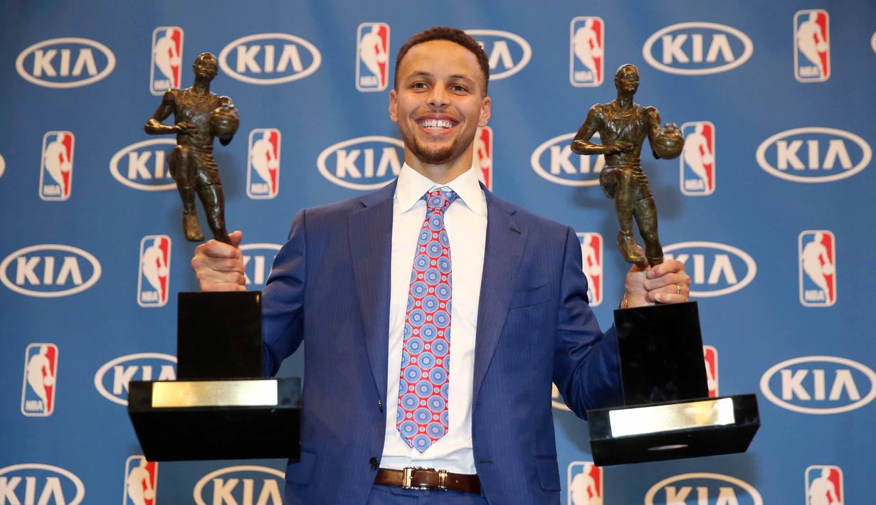Bintang Golden State Warriors, Stephen Curry menerima NBA Most Valuable Player Awards di ORACLE Arena, Oakland California, (10/5/2016). (Ezra Shaw/Getty Images/AFP)