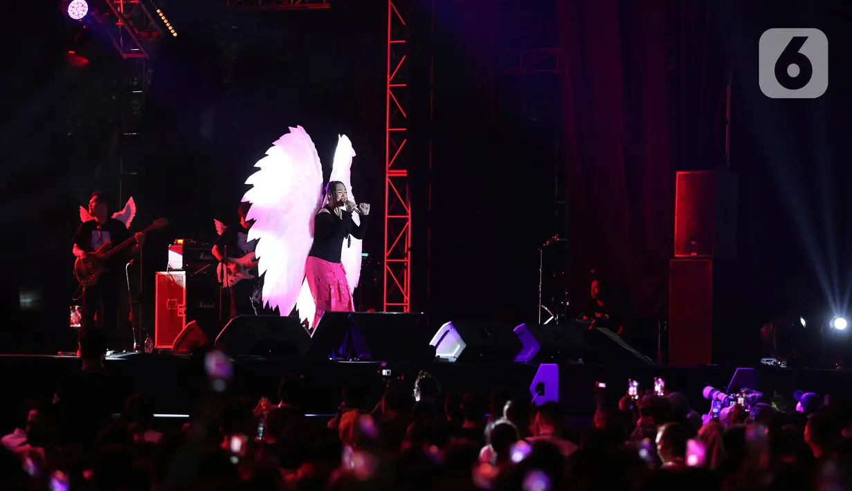 Penampilan sang diva menjadi salah satu suguhan utama di panggung Arcade Stage. Hal itu terlihat dari ratusan penggemar yang memenuhi depan panggung Arcade Stage sejak petang. (Liputan6.com/Johan Tallo)