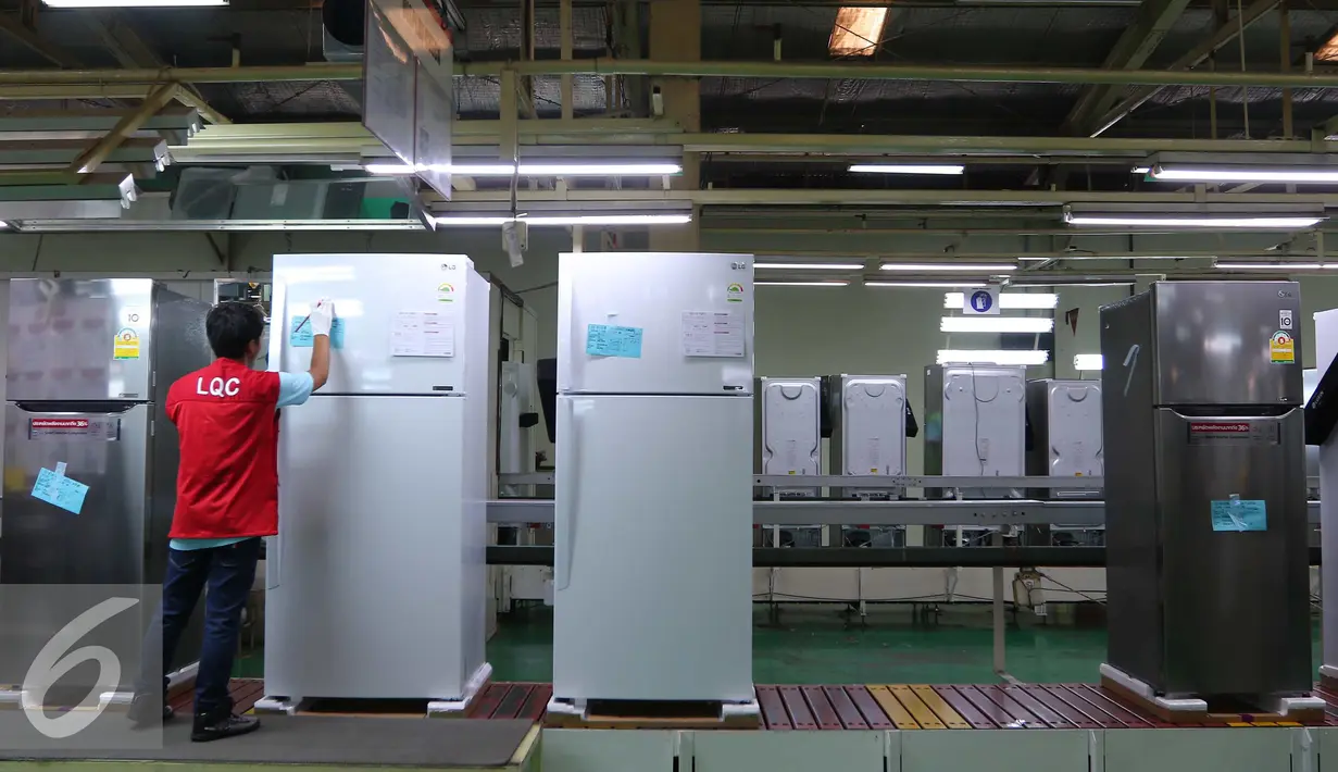 Pekerja mengecek kulkas yang telah jadi di Pabrik LG Legok, Banten, Selasa (6/9). Pabrik ini berkapasitas produksi sekitar 5.000 unit kulkas per hari. (Liputan6.com/Angga Yuniar)
