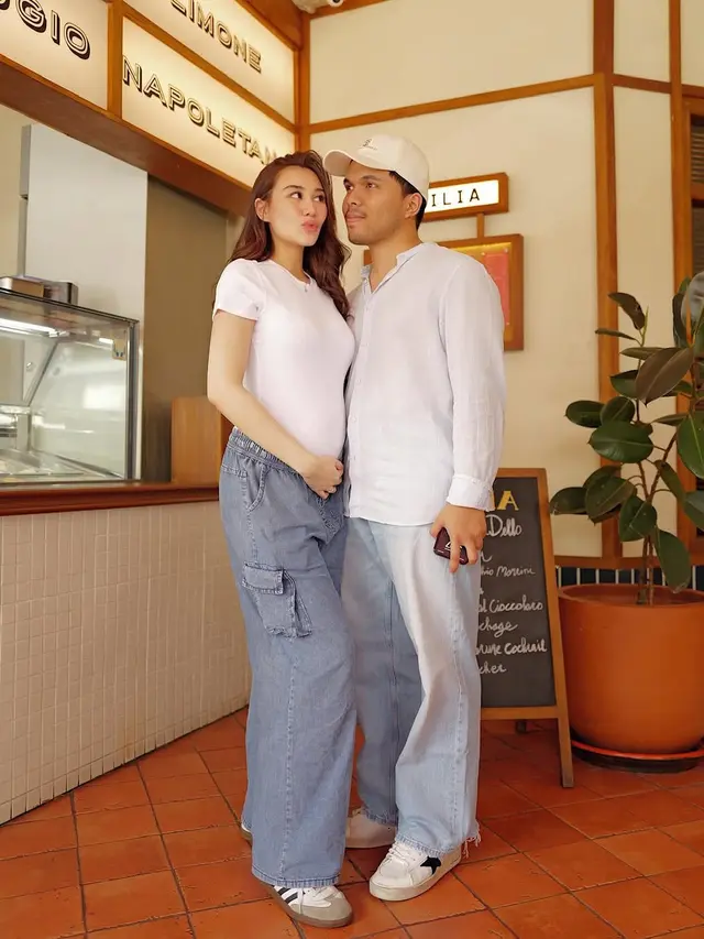 Gaya Kasual Stylish ala Bumil Aaliyah Massaid Kencan dengan Thariq Halilintar di Akhir Pekan