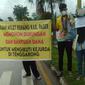 Bentangan spanduk yang cukup membuat pengendara di Jalan Jenderal Sudirman kaget. (Liputan6.com/istimewa)