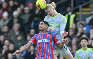 Striker Manchester City Erling Haaland berduel dengan bek Crystal Palace Maxence Lacroix pada laga lanjutan Liga Inggris 2025/2026. (Glyn KIRK / AFP)