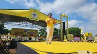 Ridwan Kamil ikut meramaikan kampanye akbar Partai Golkar di Stadion Mini Cikarang, Kabupaten Bekasi, Jawa Barat. (Liputan6.com/Dicky Agung Prihanto).
