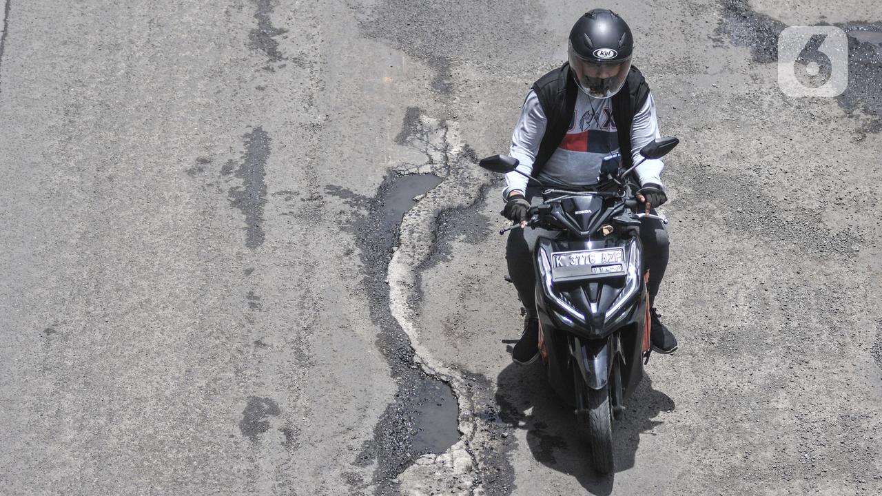 Jalan Rusak di HR Rasuna Said Ancam Keselamatan Pengendar