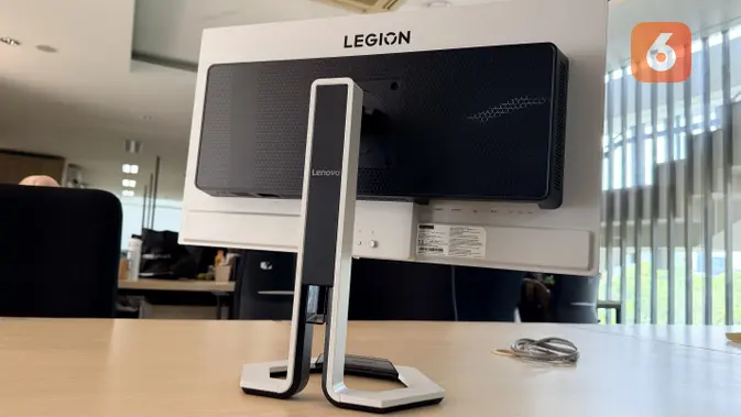 Tampak belakang Lenovo Legion Pro 32UD-10. (Liputan6.com/ Yuslianson)