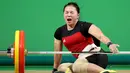 Atlet angkat besi Indonesia Dewi Safitri saat berlaga di cabang angkat besi kelas 53 kilogram wanita Olimpiade Rio 2016, Brazil, Minggu (7/8). Dewi gagal mengikuti jejak rekannya, Sri Wahyuni untuk meraih medali. (REUTERS)  