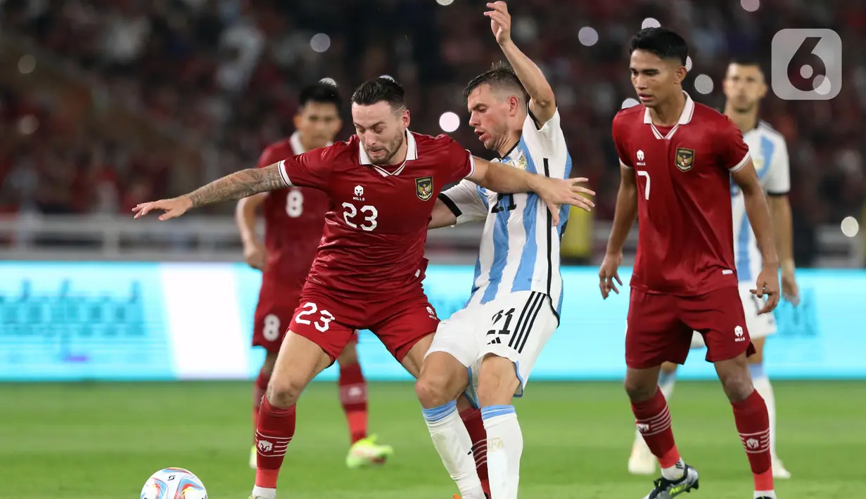 Tidak seperti Indonesia, Argentina memaksimalkan setiap situasi yang didapat. Tendangan penjuru Giovani Lo Celso disambut Cristian Romero untuk merobek gawang tuan rumah. (Liputan6.com/Helmi Fithriansyah)