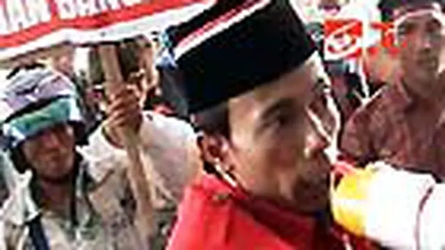 Pendemo dan Polisi Saling Dorong