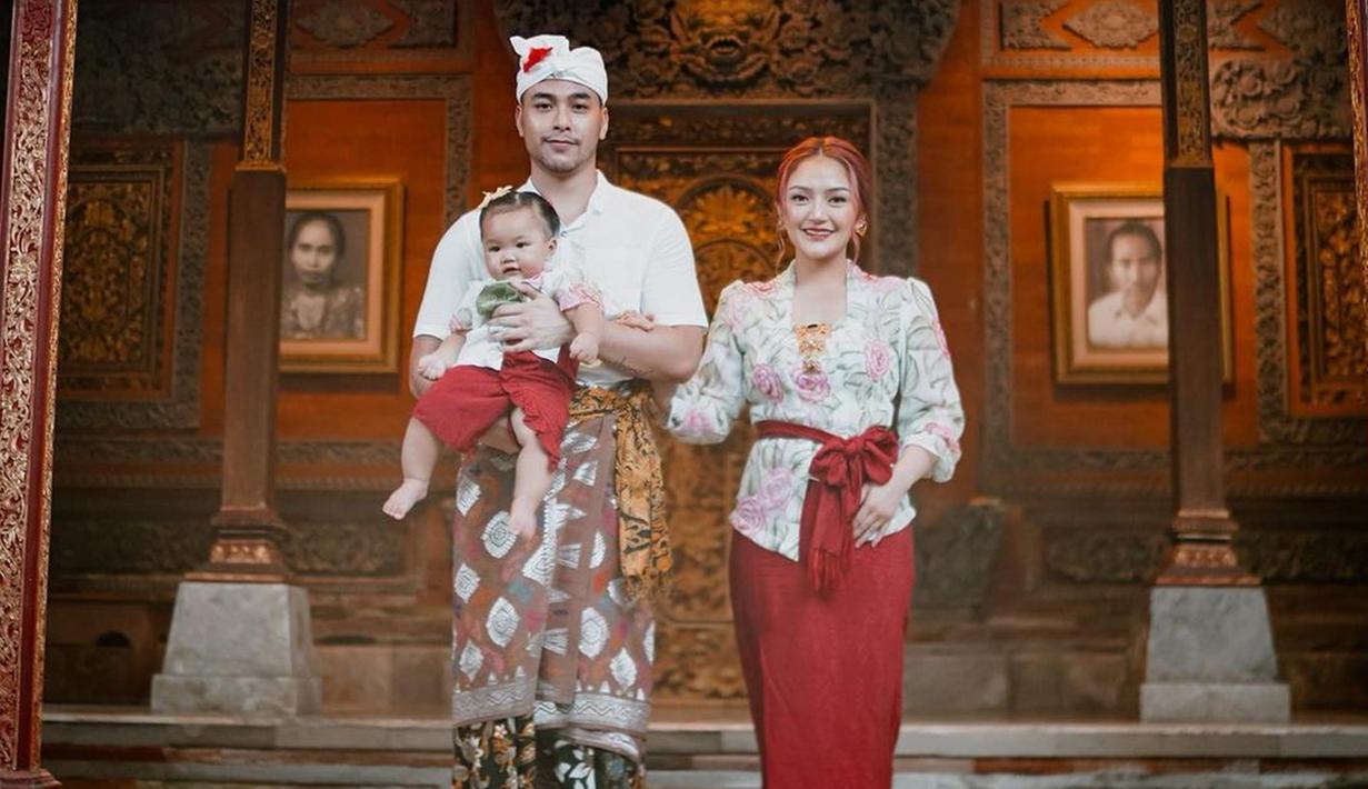 Keluarga kecil Siti Badriah terlihat menjalani pemotretan dengan busana khas Bali. Penampilan ketiganya ini pun tak lepas dari sorotan netizen. (Liputan6.com/IG/@sitibadriahh)
