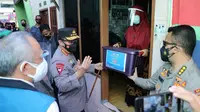 Kapolri Jenderal Listyo Sigit Prabowo meninjau ke Posko PPKM Mikro di Kantor Kelurahan Turangga, Kota Bandung, Jawa Barat, Jumat (16/7/2021). (Liputan6.com/Huyogo Simbolon)