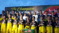 Tim 2 meraih gelar juara di Bola.com From North Sumatra to Belgium setelah mengalahkan Tim 1 melalui adu penalti dengan skor 4-3. (Bola.com/Zulfridaus Harahap)