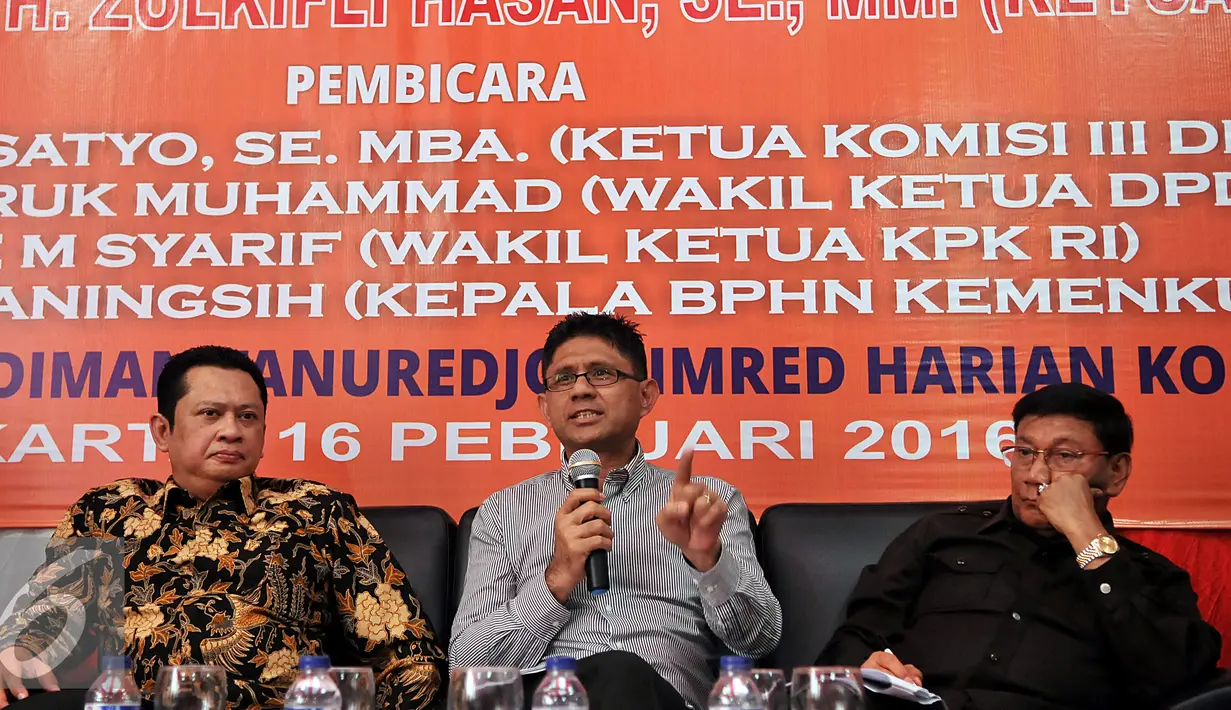 Wakil Ketua KPK RI, Laode Syarif (tengah) saat menjadi pembicara diskusi Publik di MMD Institute, Jakarta, Selasa (16/2/2016). Diskusi ini bertajuk "Menuju Upaya Penguatan KPK".(Liputan6.com/Johan Tallo)