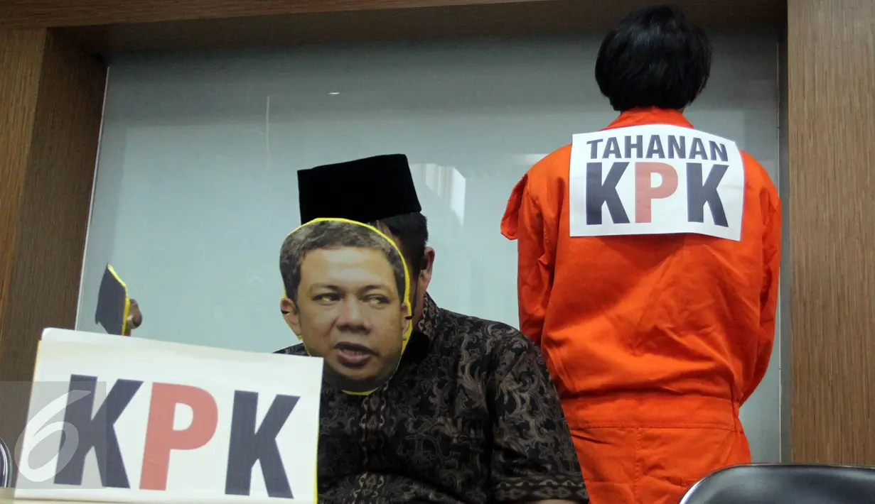 ICW menggelar aksi teatrikal sekaligus konferensi pers terkait hak angket KPK di Jakarta, Rabu (3/5). Hal itu dilakukan karena Wakil Ketua DPR, Fahri Hamzah dianggap menghalangi kasus e-KTP lewat persetujuan angket KPK. (Liputan6.com/Johan Tallo)