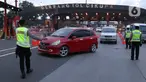 Petugas gabungan mengarahkan pengendara mobil untuk putar balik saat akan memasuki wilayah Jakarta di Gerbang Tol Cikupa, Tangerang, Rabu (27/5/2020). Kendaraan yang menuju Jakarta wajib menunjukkan Surat Izin Keluar atau Masuk (SIKM) untuk menekan penyebaran Covid-19. (Liputan6.com/Angga Yuniar)