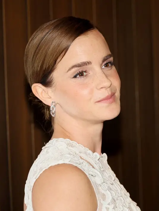 Pesona Emma Watson Pakai Gaun Putih Tipis dengan Detail Renda Bunga