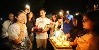 Cut Syifa, kini tengah berbahagia dengan usia barunya. Tepat di tanggal 18 September 2017, Syifa berulang tahun dan genap berusia 19 tahun. Pesta kejutan pun diberikan untuk Syifa saat berada di lokasi syuting. (Bambang E.Ros/Bintang.com)