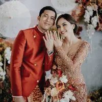 Tampilan Valerie Tifanka saat lamaran. [@valtifanka]