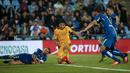 Pemain Barcelona Luis Suarez (tengah) mencoba mengecoh para pemain  Getafe dalam lanjutan La Liga Spanyol di Stadion Coliseum Alfonso Perez,  Getafe, Madrid, Sabttu (31/10/2015) Barcelona menang 2-0. (REUTERS/Andrea Comas)