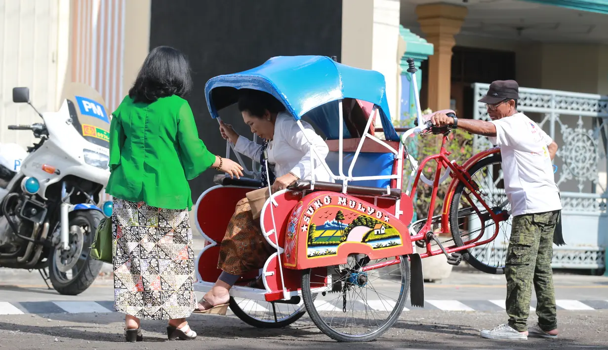 Tamu undangan yang merupakan kerabat serta sahabat dari Kahiyang tampak hadir memenuhi undangan tersebut. Tak jarang dari mereka yang hadir juga ingin turut berbahagia atas pernikahan Kahiyang dan Bobby. (Adrian Putra/Bintang.com)